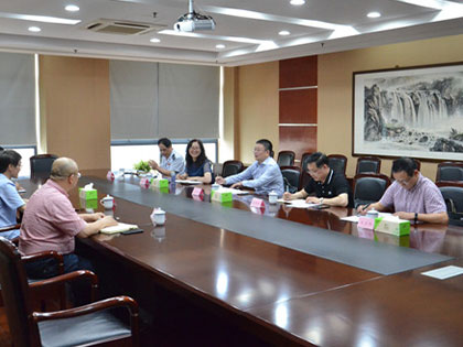 Bian Hongqing, ředitel úřadu pro zdanění města Shaoxing, a jeho skupina šli do společnosti skupiny pro výzkum a poradenství